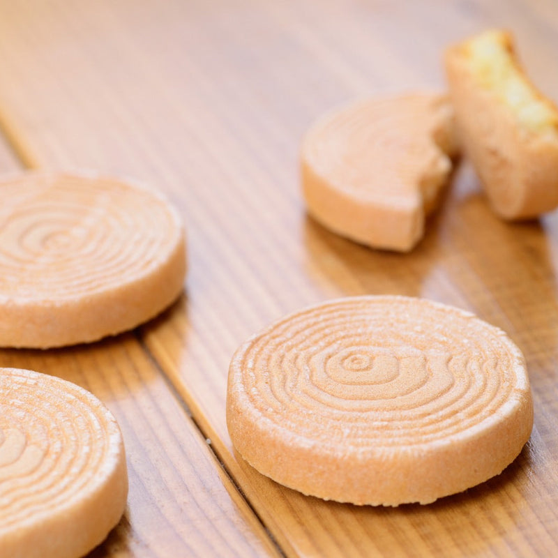 北海道のお菓子ユニットmomo*kana】ボタン型クッキー缶 抹茶・紫