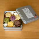 【北海道のお菓子クリエイター】ボタン型クッキー缶　抹茶・紫いも・かぼちゃ素材で着色