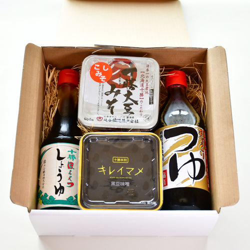 【北海道十勝】十勝の恵みセット［十勝こいくち醤油300ml・十勝手造りつゆ4倍濃縮500ml・十勝大豆みそこし味噌500g・キレイマメ500g］