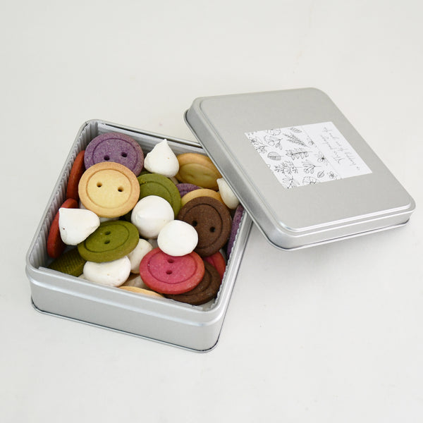 北海道のお菓子ユニットmomo*kana】ボタン型クッキー缶 抹茶・紫いも