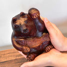 【北海道伝統木彫り】招きクマ「カムイ」